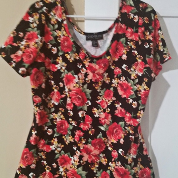 Forever 21 Tops - NWT Forever 21+ 1X Floral Rose Crop Tee
